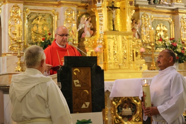 Bp Tadeusz Kusy z ministrantami-seniorami