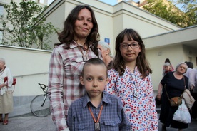 Iwona Backiel, Andrzejek i Kornelia szkaplerz noszą od dwóch lat