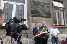 Kwiaty pod tablicą pamiątkową złożyli (od lewej) Radosław Witkowski, Karol Semik i Wiesław Wędzonka