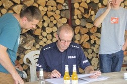 Listę osób zgłoszonych na szkolenie sprawdza asp. szt. Jan Borowski z Wydziału Ruchu Drogowego Komendy Wojewódzkiej w Radomiu