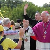 Bp Andrzej F. Dziuba żegna pielgrzymów na rogatkach Łowicza