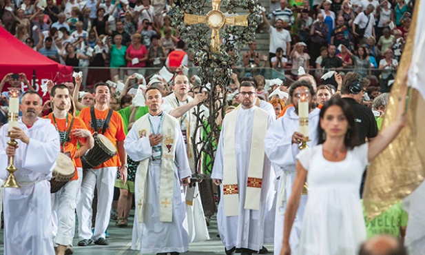 18.07.2015. Warszawa. O nawrócenie, uzdrowienie ciała, w intencji chorych i uzależnionych oraz o odnowę życia społecznego i politycznego w Polsce i w świecie na Stadionie Narodowym modliło się 45 tys. ludzi. 