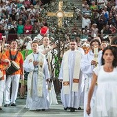 18.07.2015. Warszawa. O nawrócenie, uzdrowienie ciała, w intencji chorych i uzależnionych oraz o odnowę życia społecznego i politycznego w Polsce i w świecie na Stadionie Narodowym modliło się 45 tys. ludzi. 