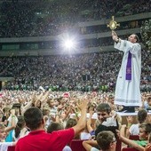 W czasie adoracji Najświętszego Sakramentu do ołtarza podbiegło mnóstwo dzieci