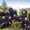  Franciszkańscy nowicjusze przy figurze Niepokalanej w klasztornym ogrodzie