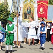 Powyżej: Uroczystą Mszę św. poprzedziła kolorowa procesja pielgrzymów z feretronami i sztandarami