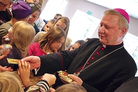  Biskup Szlachetka odwiedził dzieci spędzające wakacje w ośrodku Caritas w Warzenku