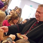  Biskup Szlachetka odwiedził dzieci spędzające wakacje w ośrodku Caritas w Warzenku