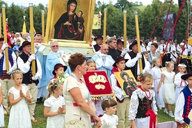 Obraz MB Rychwałdzkiej w procesji do polowego ołtarza przynieśli czterej kustosze sanktuarium