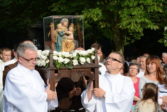 Tłumy pielgrzymów przy maleńkiej figurce