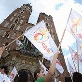  26.07.2015. Kraków. Na wieży bazyliki Mariackiej uruchomiono zegar odmierzający czas do rozpoczęcia Światowych Dni Młodzieży. Potrwają one od 26 do 31 lipca 2016 roku. Ruszyła także rejestracja uczestników,  jako pierwszy zarejestrował się papież Franciszek. 