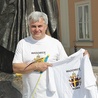 Piotr Zięba zachęca:  – Załóż taką koszulkę i idź Drogą św. Jana Pawła II z Wadowic do Rzymu. Warto!