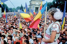 Sierpień 1991 r., Kiszyniów, stolica Mołdawii. Była republika radziecka ogłasza niepodległość. Dominuje flaga Rumunii, niemal identyczna jak nowa flaga mołdawska. Mimo tego obrazka zwolennicy połączenia z Rumunią to dziś zdecydowana mniejszość