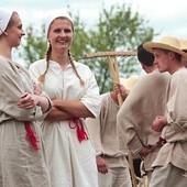  Udział w żniwach członkowie zespołu traktowali także jak dobrą zabawę