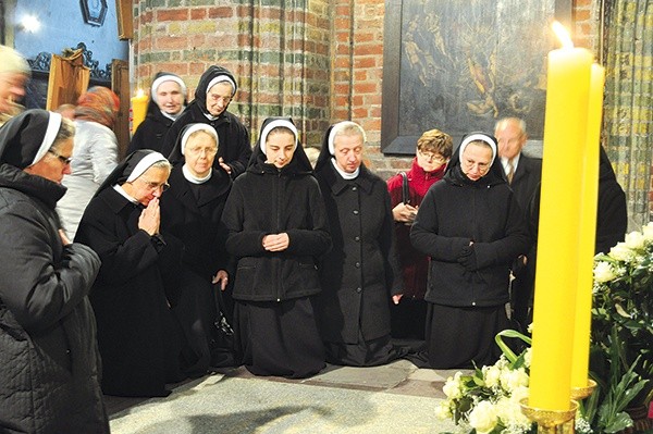  Siostry terezjanki i wierni świeccy modlą się na grobie biskupa Adolfa w kościele św. Jakuba w Toruniu o jego wyniesienie na ołtarze