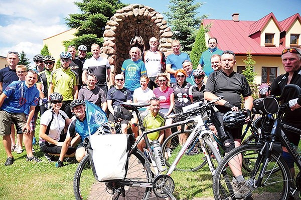 Grupa pielgrzymów podczas postoju w Chodlu