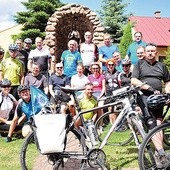 Grupa pielgrzymów podczas postoju w Chodlu