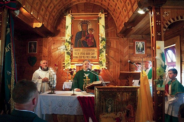  Ks. Wiesław Jarząbek (w środku), kapelan myśliwych z Jaworzna, przewodniczył Mszy św. w Złatnej