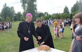 Bp Piotr Turzyński dzielił się chlebem z uczestnikami oazy. Obok ks. Grzegorz Lipiec