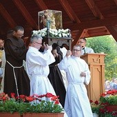  W czasie odpustu figurka św. Anny Samotrzeciej jest wynoszona z sanktuarium