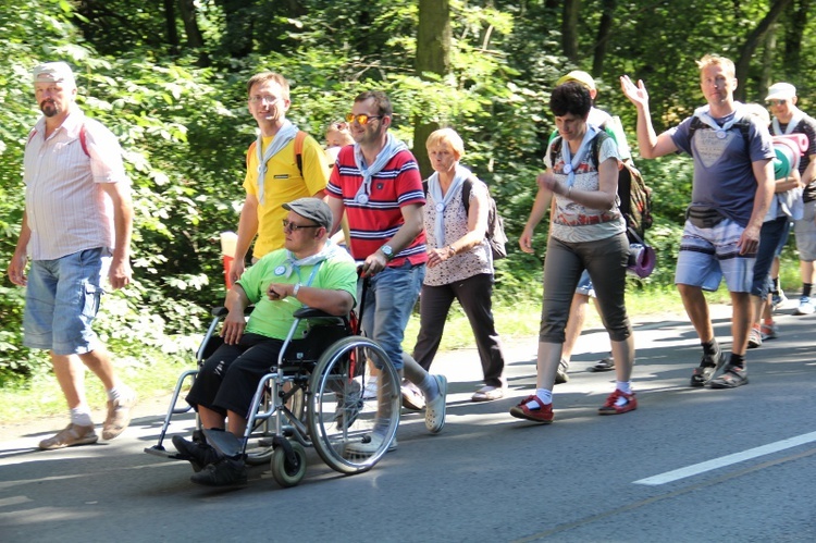 70. Pielgrzymka Rybnicka - dzień drugi - w drodze