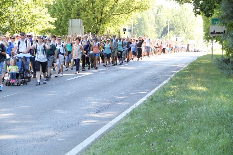 70. Pielgrzymka Rybnicka - dzień drugi - w drodze