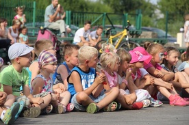 Najmłodsi czekają na występ artystów cyrkowych 