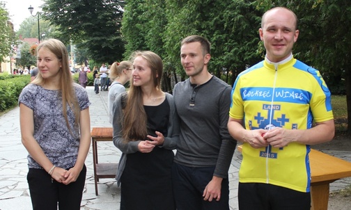 Ks. Jurek Łukowicz (z prawej) nie po raz pierwszy jedzie z ekipą RW. ale pierwszy raz na rowerze!