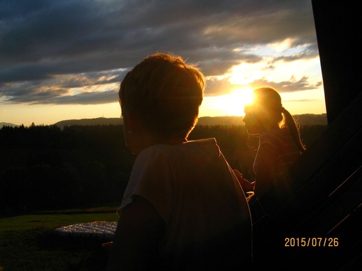 Zdjęcie zostało wykonane w Polsce w miejscowości Murzasichle (koło Zakopanego) i przedstwia mnie i moją mamę patrzące na oddalone szczyty Tatr podczas zachodu słońca.