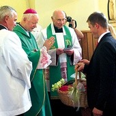  Wśród darów ołtarza składanych przez rolników na ręce bp. Adama Odzimka była, oczywiście, papryka. Obok biskupa stoi proboszcz ks. kan. Jan Gruszka