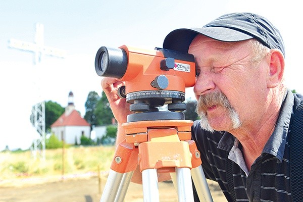 Jan Szmytkowski czuwa nad pomiarami głębokości wykopów pod fundamenty