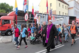  Diecezjalne rekolekcje w drodze rozpoczęło błogosławieństwo biskupa, który chwilę towarzyszył pielgrzymom