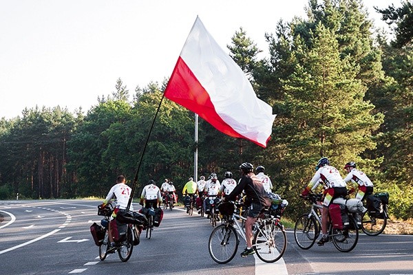 NINIWA Team pokonuje pierwsze metry wyprawy „Radość Życia”. Jak co roku przewodnikiem grupy jest oblat o. Tomasz Maniura OMI