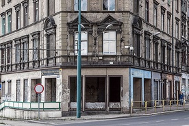 Zniszczona kamienica spozierająca złowieszczo na ścisłe centrum Bytomia...