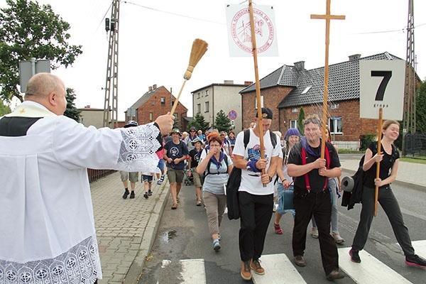  Błogosławieństwo pielgrzymów w miejscowości Wilcza