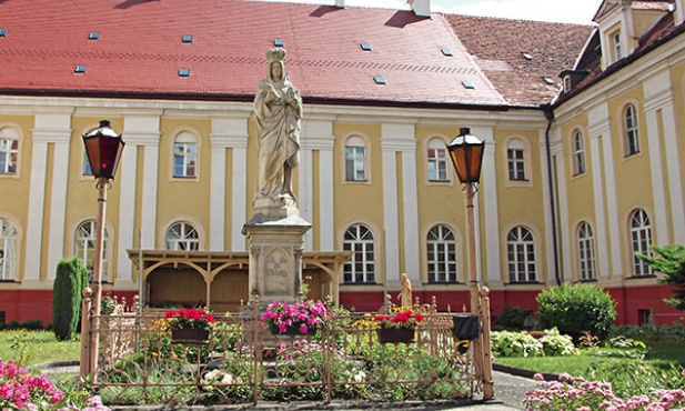  Wirydarz z figurą św. Jadwigi przypominającą o jej związkach z klasztorem