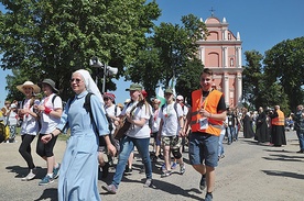  Skrzatusz, 1 sierpnia: Wyjście grup na trasę pielgrzymki