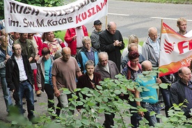  Pielgrzymi wspinali się na Górę Chełmską w duchu pokutnym, rozważając mękę Chrystusową