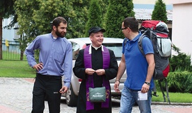 Ostatnie konsultacje  przed wyjściem w trasę.  Na zdjęciu ks. Piotr Szafrański, ks. Piotr Fiałek  i Krzysztof Osijewski