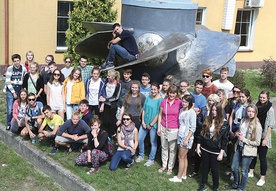  Uczestnicy międzynarodowego obozu ekologicznego odwiedzili elektrownię wodną w Dychowie