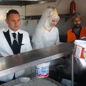 Zrezygnowali z wesela, nakarmili 4 tys. uchodźców