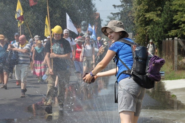 Do Maryi, także z muszlą i krzyżem św. Andrzeja