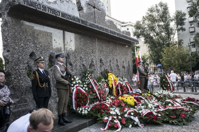 Przed Pomnikiem ofiar na Woli