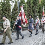 Przed Pomnikiem ofiar na Woli