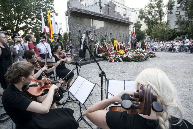 Przed Pomnikiem ofiar na Woli