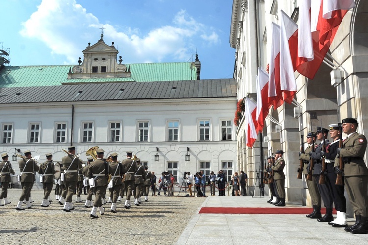 Przed Pałacem Prezydenckim