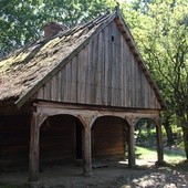 Chałupa Gburska jest kopią XVIII-wiecznej zrębowej chałupy podcieniowej w której Teodora i Izydor Gulgowscy urządzili pierwsze na ziemiach polskich muzeum na wolnym powietrzu.