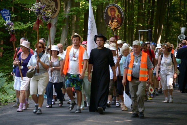 Starachowicka kolumna pieszej pielgrzymki diecezji radomskiej