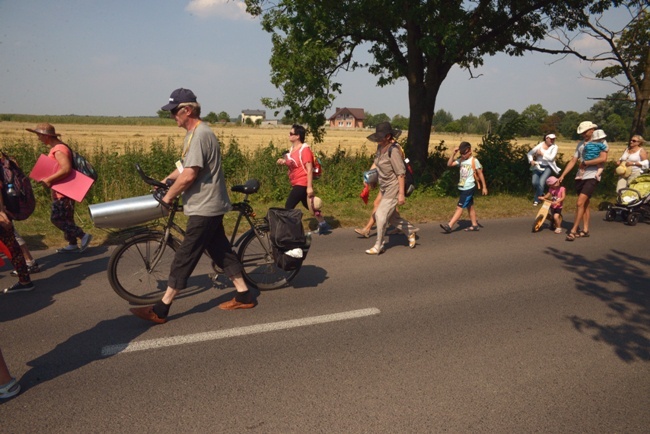 Opoczyńska kolumna pieszej pielgrzymki diecezji radomskiej