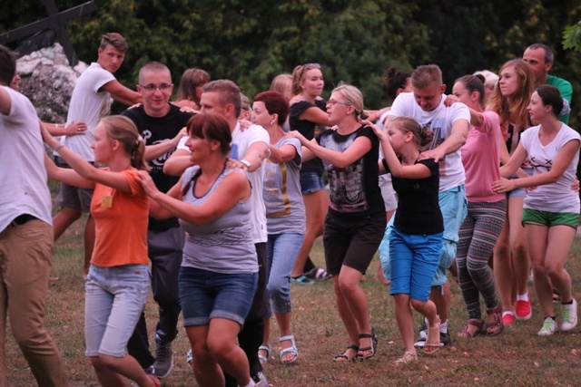 Na Jasną Górę młodzi pielgrzymi idą tańcząc